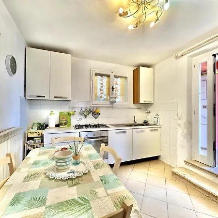 Golden Luxe - House Red Moon Apartment